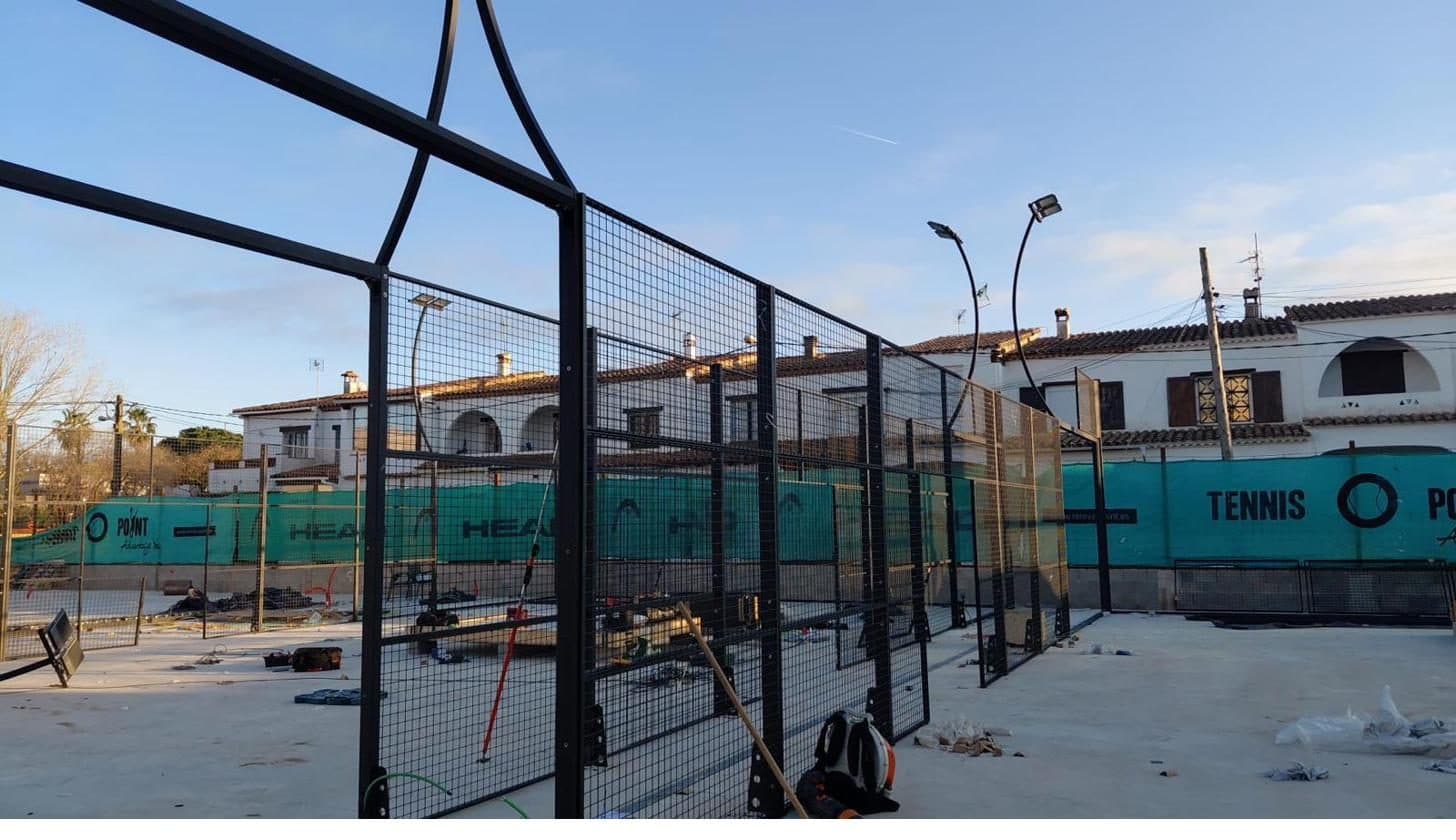 Municipal facility with several covered padel courts