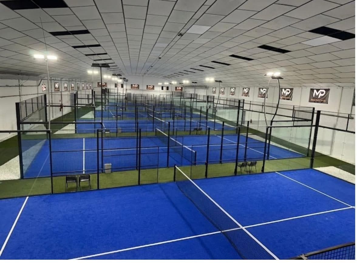 Instalación real de pistas de pádel PadelSwift en un club indoor europeo
