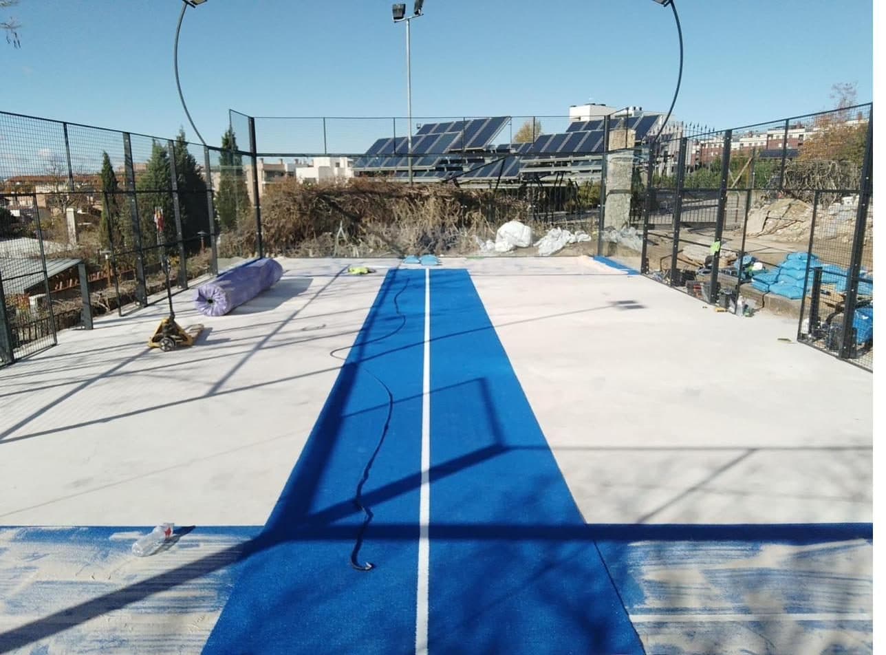 Installation d'un court de padel en cours de montage